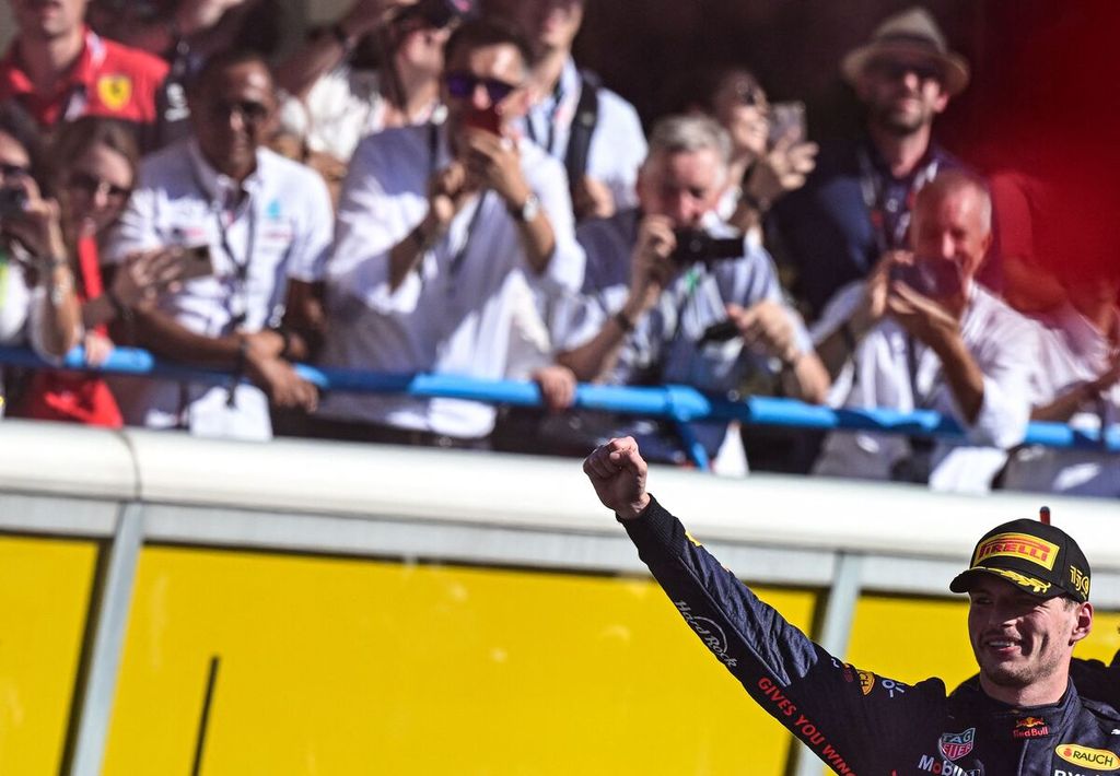 Pebalap Red Bull, Max Verstappen, merayakan keberhasilannya memenangi balapan Formula 1 seri Italia di Sirkuit Monza, Italia, Minggu (11/9/2022) malam. Ia kini kian mendekati gelar juara dunia.