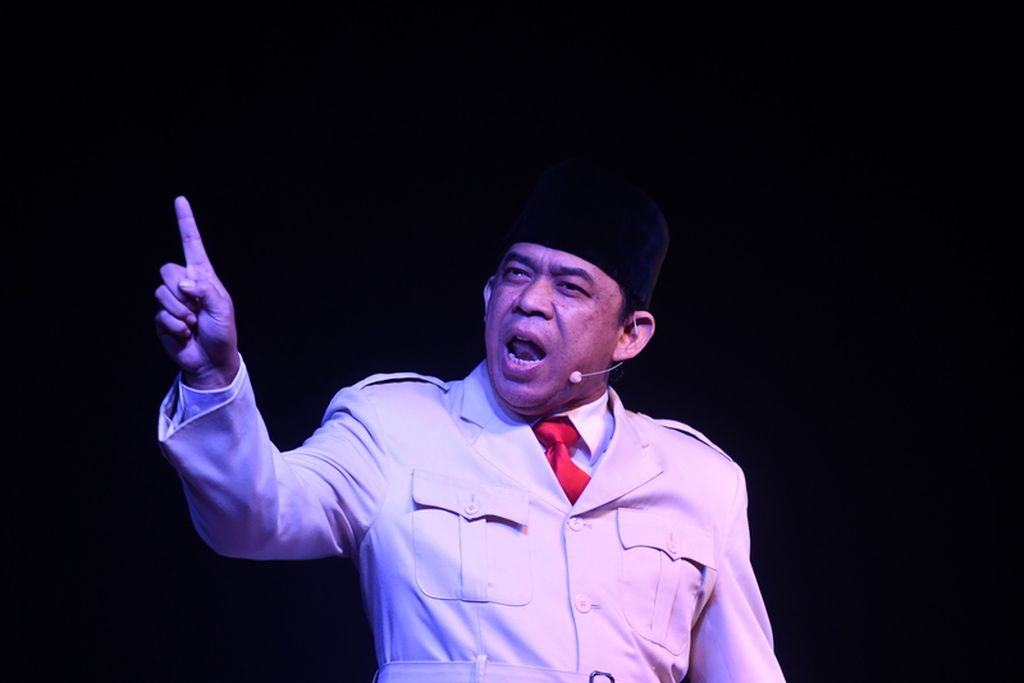 Pentas monolog Bung Karno: Besok atau Tidak Sama Sekali oleh Wawan Sofwan di Auditorium Jaya Suprana School of Performing Arts, Jakarta, Sabtu (13/8/2022). Monolog mengangkat cerita Bung Karno menjelang Proklamasi Kemerdekan 17 Agustus 1945. 