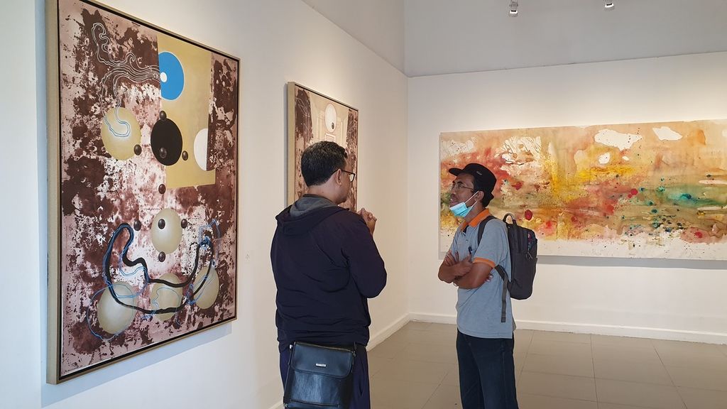 Pelukis Gogor Purwoko menjelaskan lukisannya kepada pengunjung dalam pameran tunggal bertajuk "Tanda Dalam Lipatan" di Galeri Nasional, Jakarta, 2-14 Maret 2023. Gogor mengeksplorasi teknik melukis dengan melipat kanvas yang menghasilkan efek visual tak terduga. Pengalaman masa kecil dan sembuh dari Covid-19 menjadi inspirasinya.