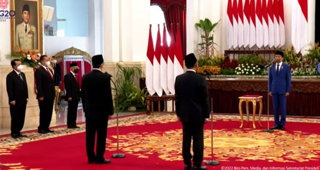 Presiden Joko Widodo melantik Bambang Susantono dan Dhony Rahajoe sebagai Kepala dan Wakil Kepala Otorita IKN di Istana Negara, Jakarta, Kamis (10/3/2022).