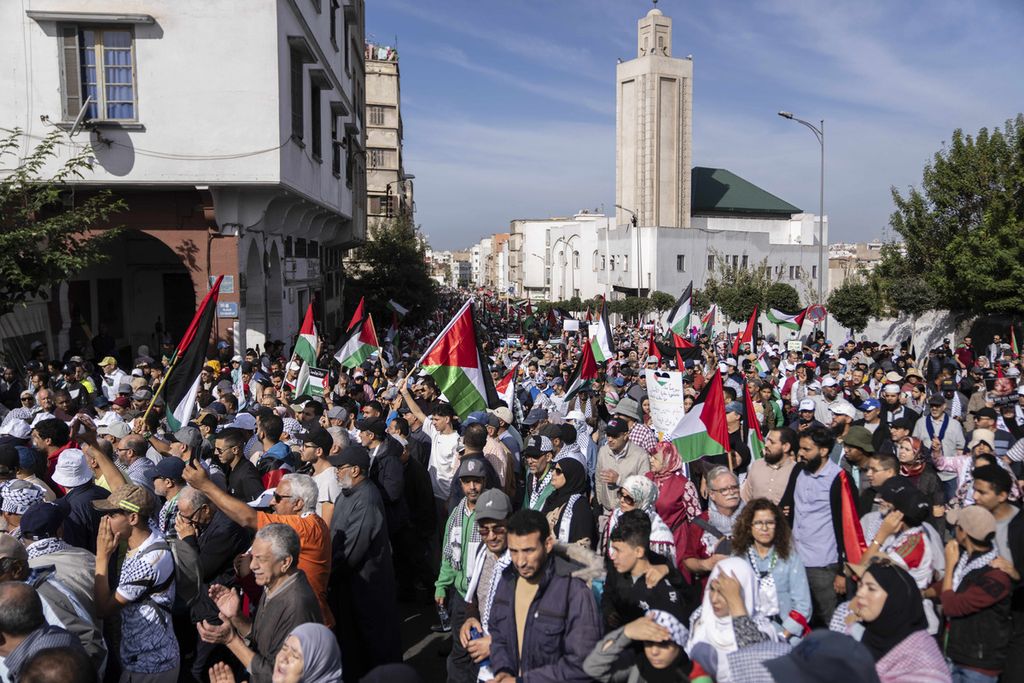 Puluhan ribu warga Moroko, Minggu (29/10/2023), turun ke jalan di Cassablanca. Mereka berunjuk rasa untuk memberikan dukungan pada rakyat Palestina sekaligus mengecam Perjanjian Abraham, perjanjian normalisasi hubungan Maroko dengan Israel.