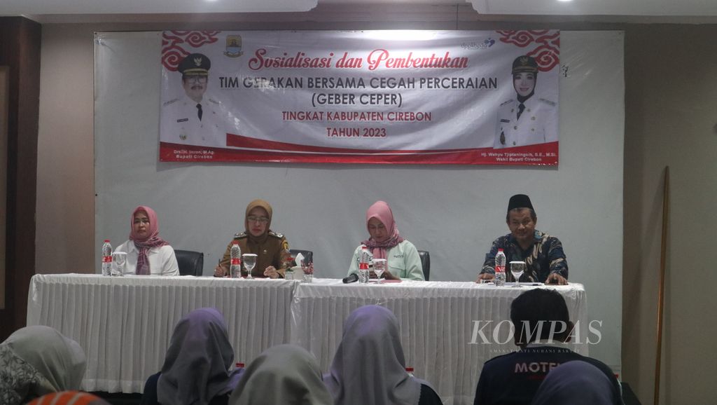 Suasana pembentukan Tim Gerakan Bersama Cegah Perceraian (Geber Ceper) di Kabupaten Cirebon, Jawa Barat, Selasa (30/5/2023). Lebih dari 7.000 pasangan di Cirebon bercerai setiap tahun. Artinya, rata-rata 20 pasangan berpisah setiap hari. 