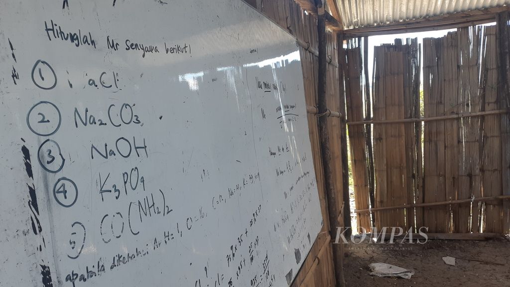 Materi mata pelajaran Kimia pada salah satu ruang kelas SMA Negeri 2 Takari, Kecamatan Takari, Kabupaten Kupang, Nusa Tenggara Timur, Sabtu (24/7/2021). Ruang kelas itu darurat.