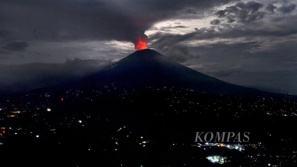 Pemandangan Gunung Agung saat erupsi dilihat dari Desa Bunutan, Kecamatan Abang, Karangasem, Bali, Kamis (30/11/2017) dini hari. 