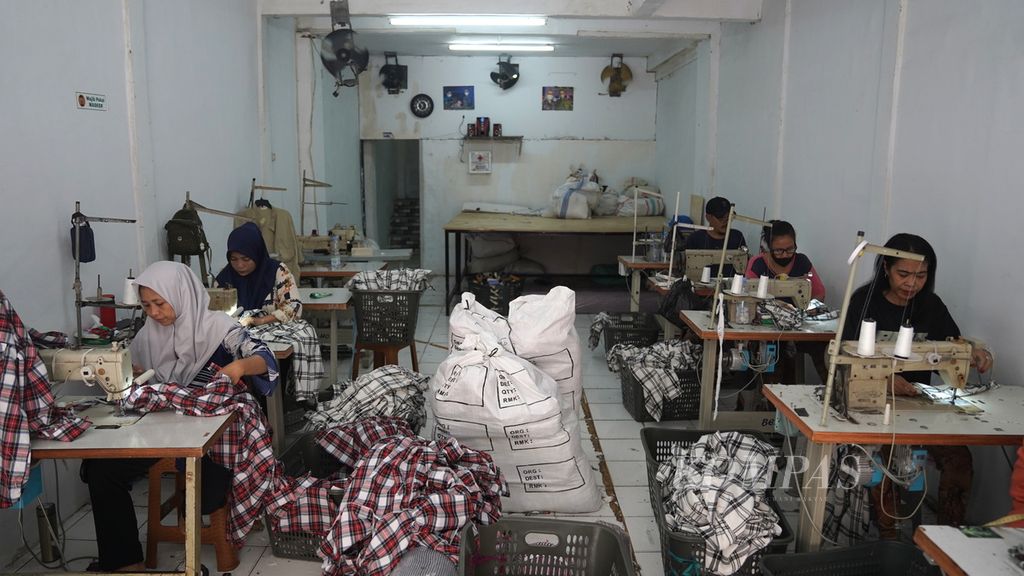 Aktivitas pekerja menjahit pakaian di GGS Fashion di Perkampungan Industri Kecil (PIK) Pulogadung, Penggilingan, Cakung, Jakarta Timur, Kamis (3/11/2022). Usaha kecil dan menengah garmen di kawasan tersebut dalam tiga bulan terakhir ordernya mengalami penurunan. Pekerja dibayar borongan tiap minggu Rp 150 ribu hingga Rp 300 ribu tergantung tingkat kesulitan dan jumlah produk yang dihasilkan. 