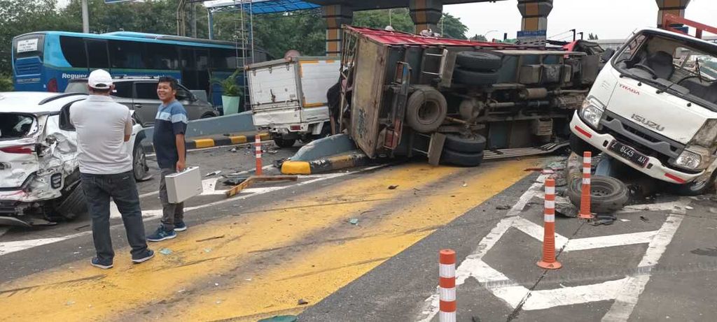 Sejumlah kendaraan terguling dalam kecelakaan beruntun di Gerbang Tol Halim Utama dari arah Bekasi menuju Jakarta, Rabu (27/3/3024).