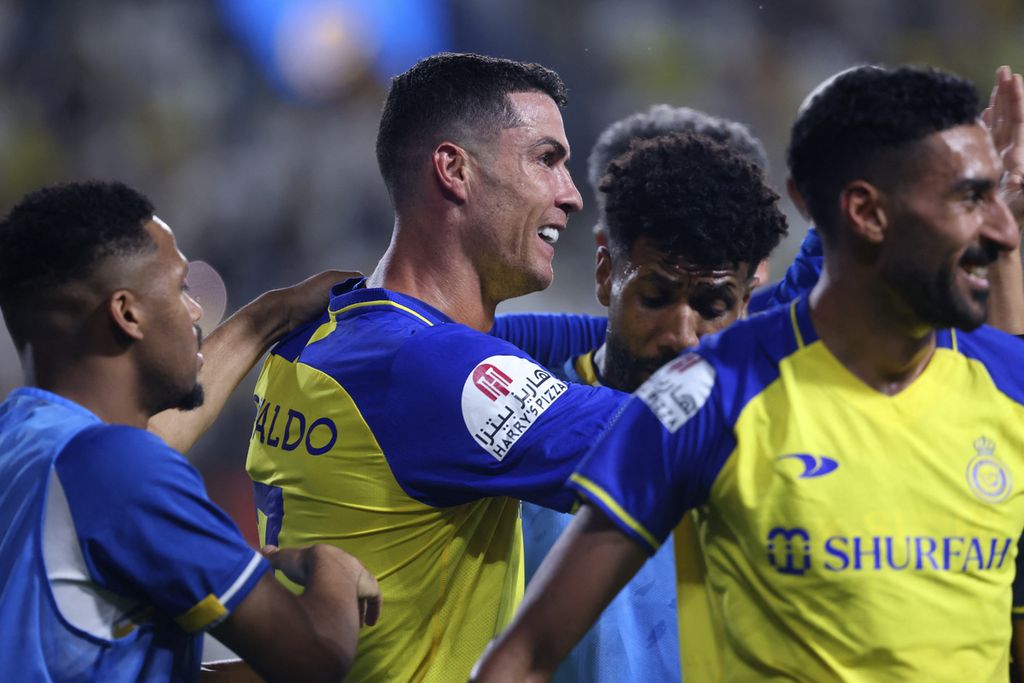 Cristiano Ronaldo (tengah) merayakan golnya ke gawang Al-Shahab pada laga Liga Arab Saudi di Stadion Al-Awwal Park, Riyadh, 23 Mei lalu. Di musim debutnya, Ronaldo mencetak 14 gol untuk Al-Nassr.