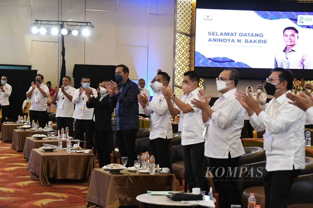 Suasana pelaksanaan Munas VIII Kadin yang digelar di Kendari, Sulawesi Tenggara, pada Kamis, 1 Juli 2021. Hajatan ini sebelumnya dibuka oleh Presiden RI Joko Widodo. Di satu sisi, kegiatan ini dikritisi banyak pihak karena diselenggarakan di tengah lonjakan kasus Covid-19, baik di Kendari maupun di Indonesia. 