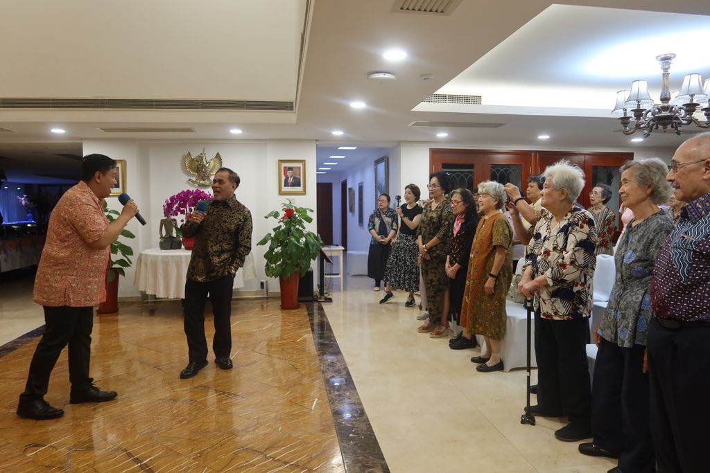 Duta Besar RI untuk China, Djauhari Oratmangun (kedua dari kiri), tengah berduet bersama seorang Guiqiao Indonesia menyanyikan lagu "Rayuan Pulau Kelapa" untuk memeriahkan HUT ke-78 Kemerdekaan Indonesia pada Kamis (10/8/2023) di KBRI Beijing.