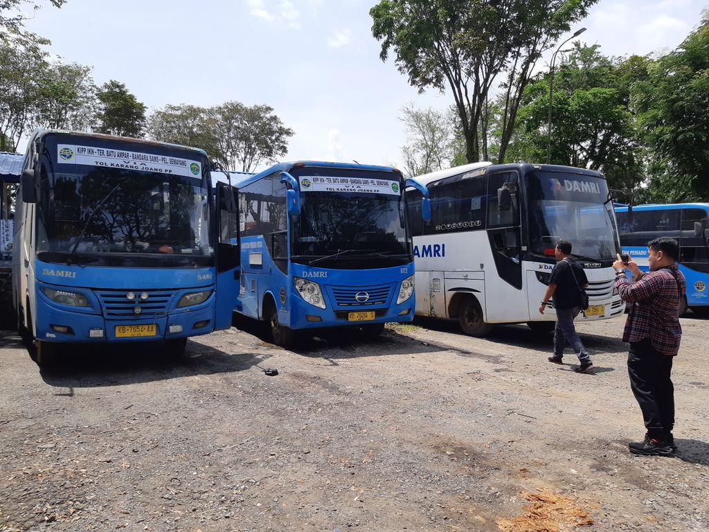 bus yang melayani rute baru, yakni Kota Balikpapan-Ibu Kota Nusantara, berjejer di Terminal Batu Ampar, Kota Blaikpapan, Kalimantan Timur, Selasa (1/11/2022). Untuk tahap awal, pemerintah menganggarkan program ini hingga Desember 2022.