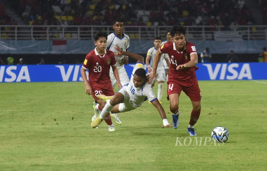 Pemain Indonesia, Sulthan Zaky (kanan), berebut bola dengan pemain Panama, Hector Rios, dalam laga Grup A Piala Dunia U-17 2023 di Stadion Gelora Bung Tomo, Surabaya, Senin (13/11/2023). Pertandingan berakhir imbang 1-1.