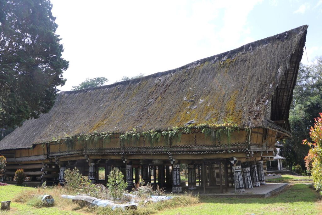 Kondisi Rumah Bolon berusia 341 tahun di Situs Cagar Budaya Istana Pematang Purba di Desa Pematang Purba, Kecamatan Purba, Kabupaten Simalungun, Sumatera Utara, tampak rusak, Kamis (18/2/2021). 