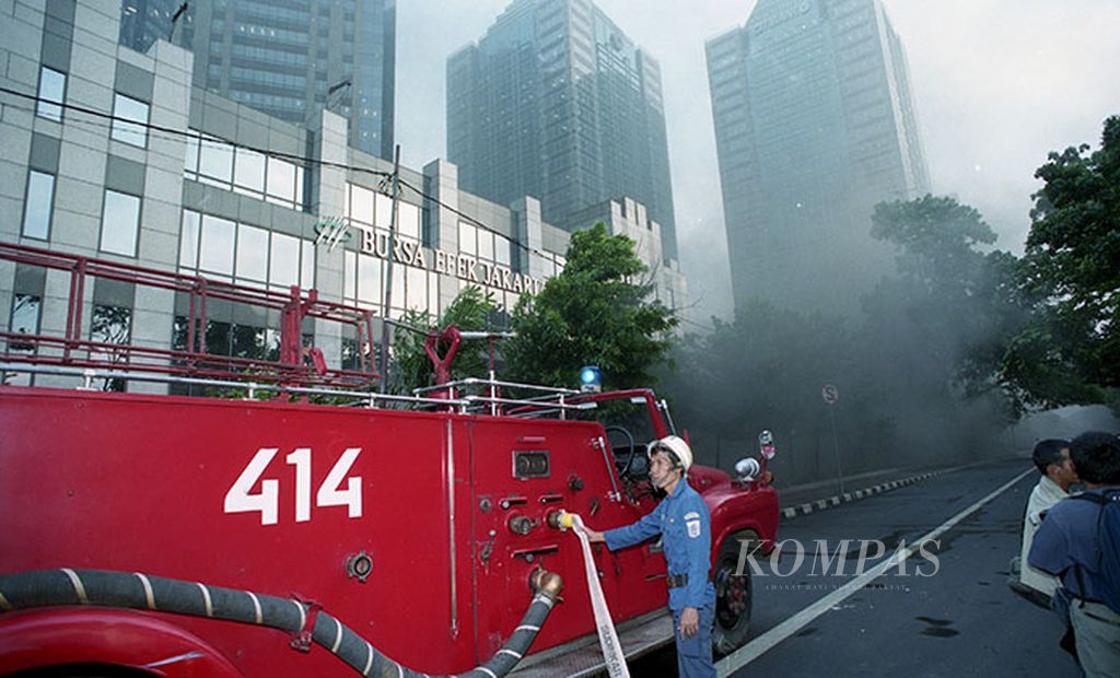 Ledakan keras yang diduga berasal dari bahan peledak hari Rabu (13/9/2000) pukul 15.20 mengguncang lantai parkir P2 Gedung Bursa Efek Jakarta (BEJ) di Jalan Jenderal Sudirman, Jakarta Selatan. Puluhan orang tewas dan lainnya luka-luka, mobil ada yang terbakar dan lainnya rusak. Para petugas pemadam kebakaran dan petugas keamanan tidak dapat mencapai lokasi karena tebalnya asap dan panasnya udara di pelataran parkir bawah tanah.