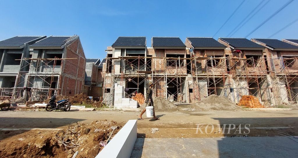 Pekerja menyelesaikan pembangunan perumahan di Kota Tangerang, Banten, Sabtu (4/6/2022). 
