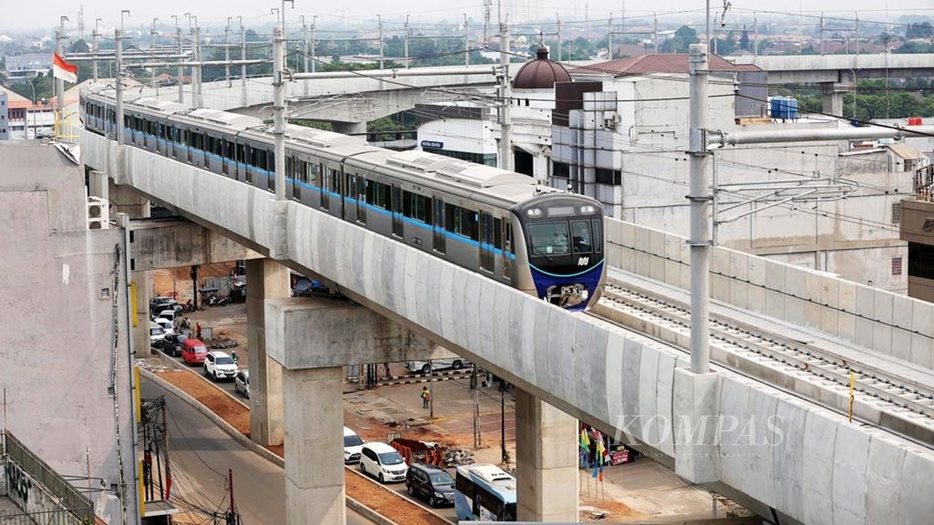  Foto yang diambil dari atap menara Gereja Bethel Indonesia Fatmawati, Jakarta Selatan, Selasa (14/8/2018), memperlihatkan kereta massal cepat Jakarta melintas dari Stasiun Lebak Bulus menuju Stasiun Cipete, Jakarta Selatan. Uji coba persinyalan akan dilakukan terus-menerus menuju arah utara ke area lintasan bawah tanah.