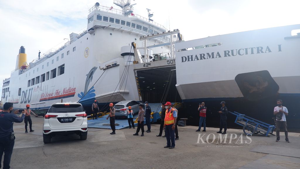 Mobil para pemudik antre naik ke KM Dharma Rucitra I di Pelabuhan Trisakti, Banjarmasin, Kalimantan Selatan pada H-3 Lebaran, Jumat (29/4/2022). Para pemudik itu hendak berlayar dari Banjarmasin ke Surabaya. 