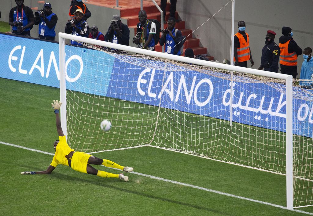 Penjaga gawang Senegal, Edouard Mendy, menyelamatkan gawangnya saat adu penalti dalam pertandingan kualifikasi Piala Dunia 2022 antara Senegal dan Mesir di Stadion Abdoulaye Wade, Dakar, Senegal, Rabu (30/3/2022) dini hari WIB. Senegal lolos ke Piala Dunia 2022 setelah mengalahkan Mesir melalui adu penalti, 3-1. 
