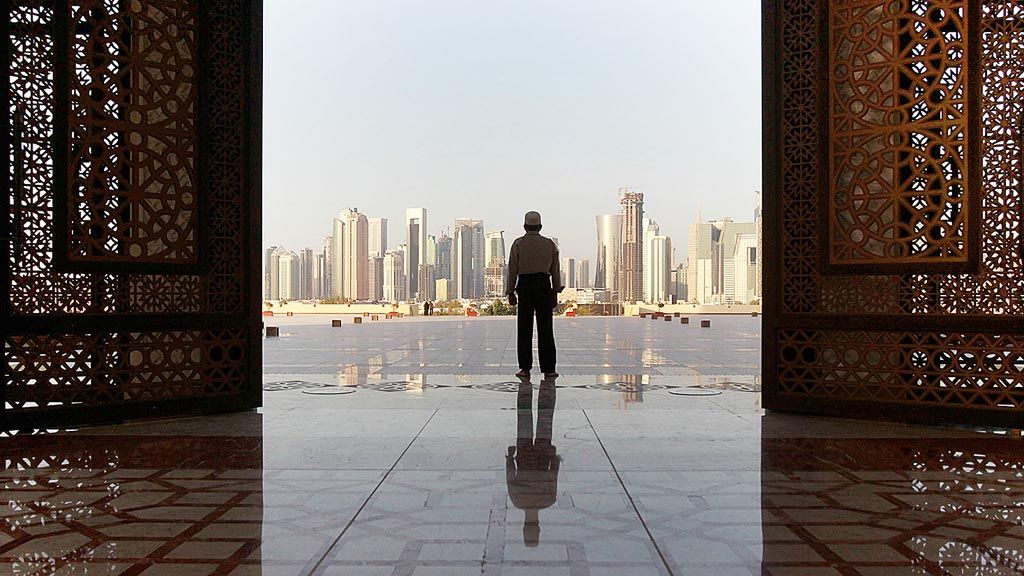 Seorang pria  berdiri di depan Masjid Imam Muhammad bin Abd al-Wahhab, di Doha, Qatar, Jumat (9/6). Qatar terisolasi setelah sejumlah negara, termasuk Arab Saudi, Uni Emirat Arab, dan Bahrain, memutuskan hubungan diplomatik.