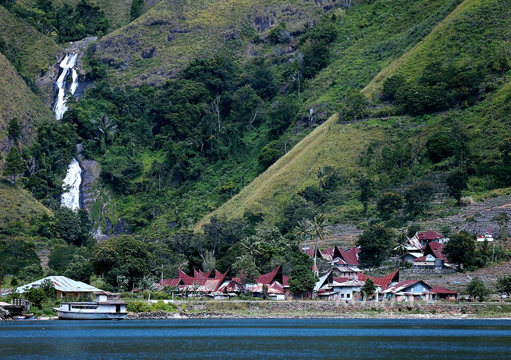 Pemandangan salah satu sudut Danau Toba, Sumatera Utara, Juli 2016.