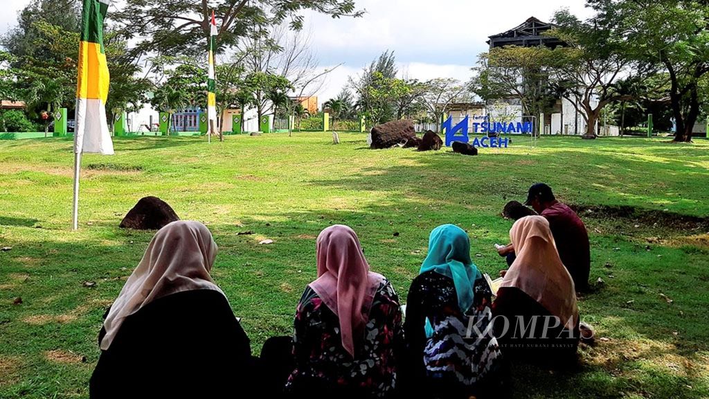Warga Banda Aceh, Provinsi Aceh, berziarah ke kuburan massal korban tsunami dalam rangka memperingati 14 tahun gempa dan tsunami Aceh, Rabu (26/12/2018). Sosialisasi kebencanaan perlu dimasifkan untuk membangun warga sadar bencana.