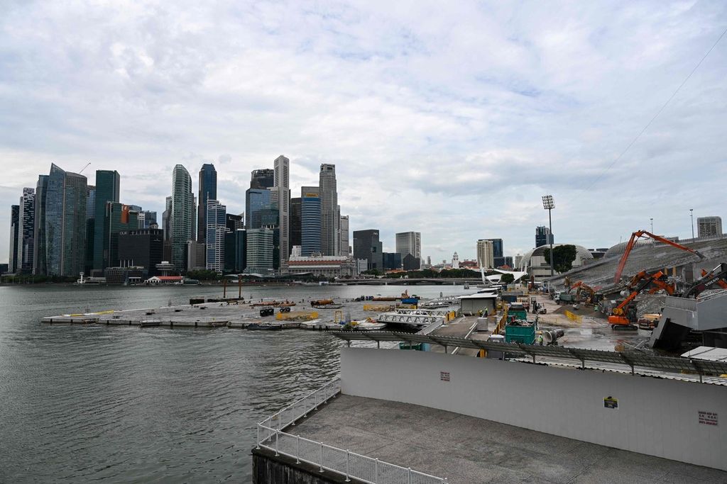 Alat-alat ekskavator menghancurkan bangunan-bangunan terapung di Marina Bay dan gedung di sebelahnya untuk persiapan proyek pembangunan baru di Singapura, 22 November 2023. 