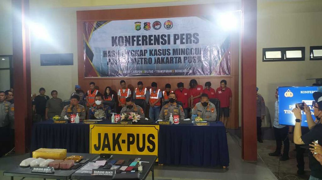 Polda Metro Jaya merilis pengungkapan kasus dugaan peredaran narkoba yang, antara lain, melibatkan lima anggota Polri di Kantor Polres Jakarta Pusat, Jumat (14/10/2022). Salah satu dari tersangka kasus tersebut adalah Irjen Teddy Minahasa yang sedianya akan diangkat menjadi Kapolda Jawa Timur.