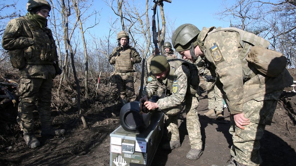Prajurit Pasukan Militer Ukraina di garis depan memeriksa rudal antitank portabel bantuan dari Inggris di dekat desa Novognativka, wilayah Donetsk, Ukraina, Senin (21/2/2022). 