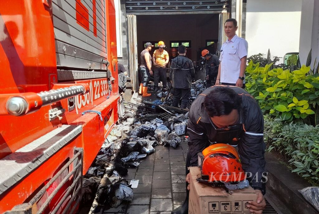 Kebakaran melalap lantai atas dari Gudang Logistik Penanggulangan Bencana di Kantor BPBD Provinsi Bali, Kota Denpasar, Rabu (26/6/2024). Kebakaran dapat segera dipadamkan sehingga tidak meluas ke gedung lain.