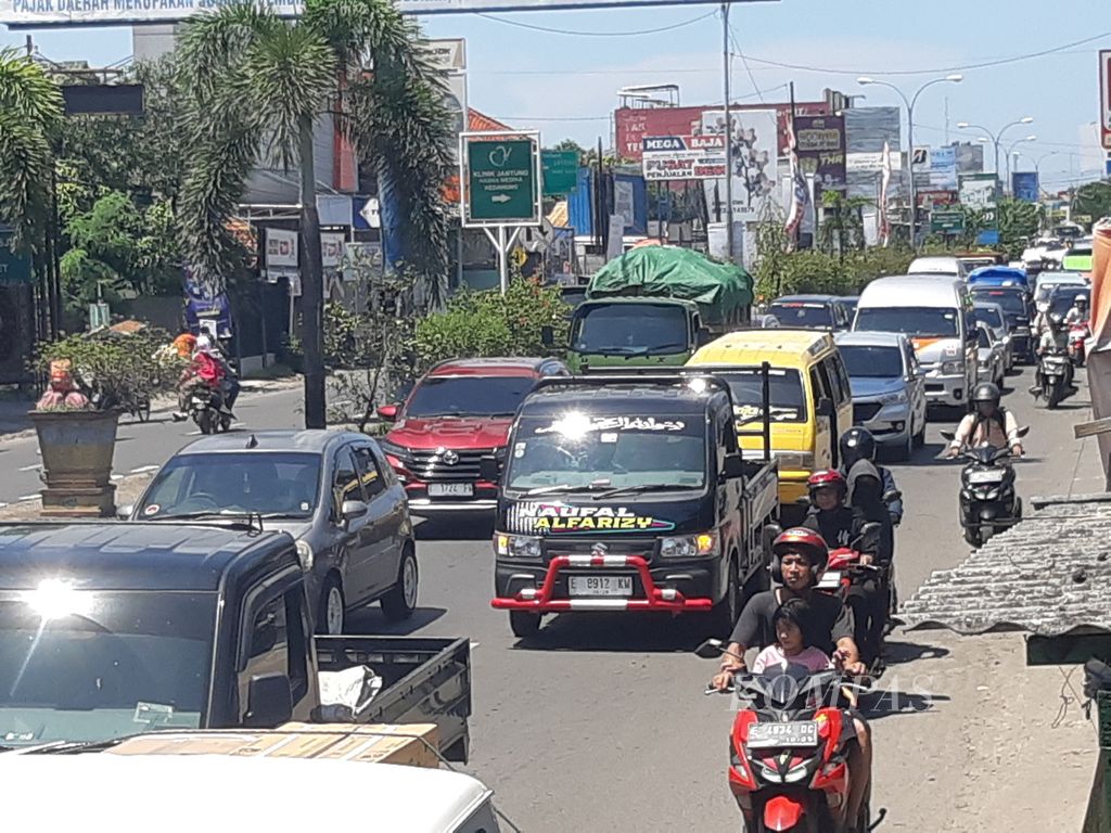 Kendaraan melintas di wilayah Tengah Tani, Kabupaten Cirebon, Jawa Barat, Sabtu (13/4/2024). Jalur pantura Cirebon itu mulai padat seiring arus balik Lebaran.