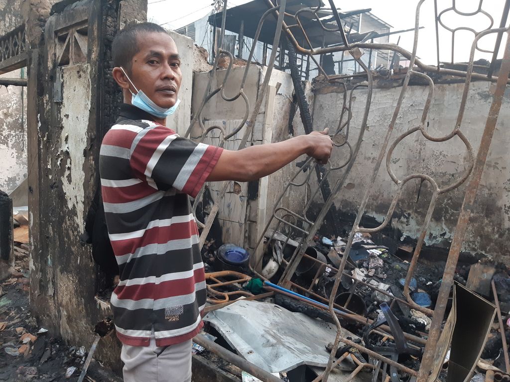 Aon (40), salah satu warga korban kebakaran, menunjukkan puing-puing kebakaran yang menghanguskan rumahnya di Jalan Batu Ceper, Kelurahan Kebon Kelapa, Kecamatan Gambir, Jakarta Pusat, Minggu (24/4/2022) sore.  