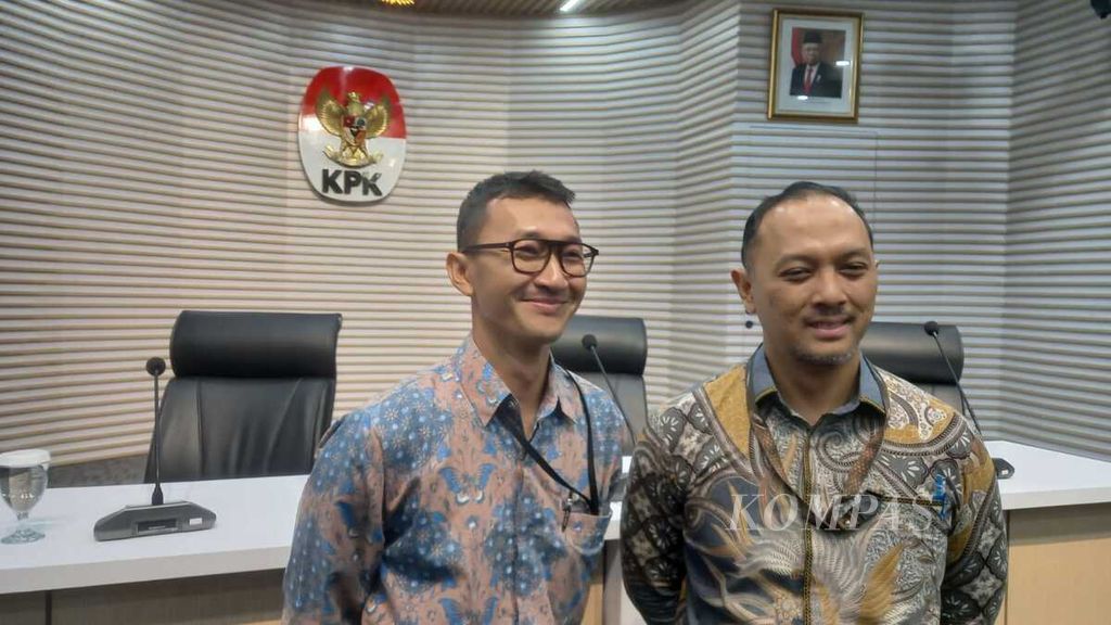 Juru Bicara Komisi Pemberantasan Korupsi Tessa Mahardhika Sugiarto (kanan) dan anggota tim juru bicara KPK Budi Prasetyo (kiri), di Jakarta, Jumat (7/6/2024).