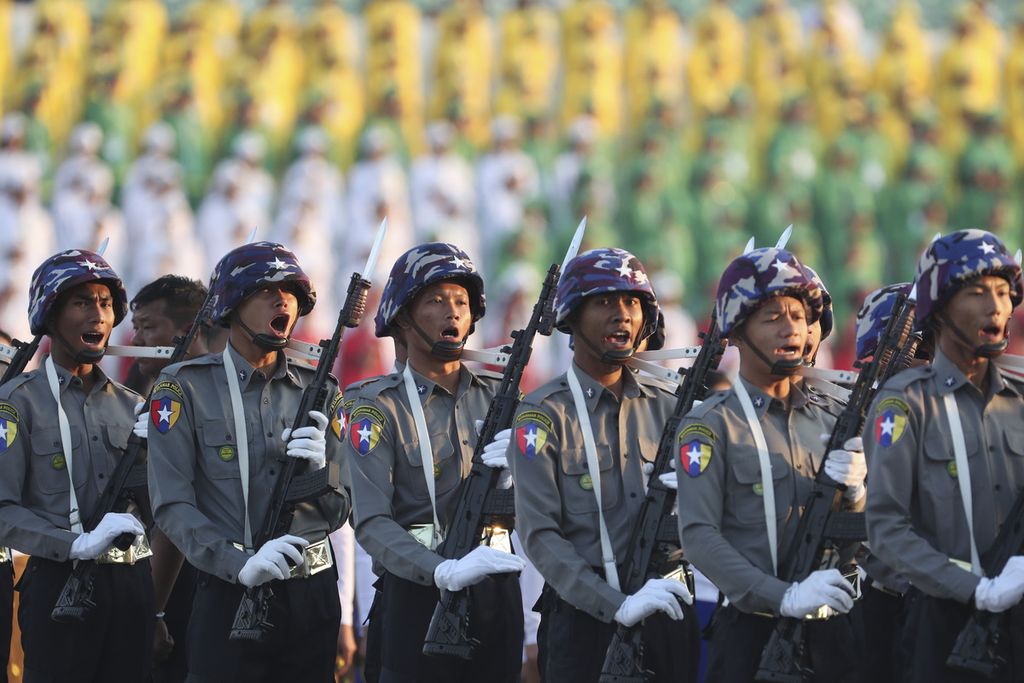 Polisi Myanmar berpawai dalam parade 75 tahun kemerdekaan Myanmar di Naypyidaw, Myanmar, 4 Januari 2023.  
