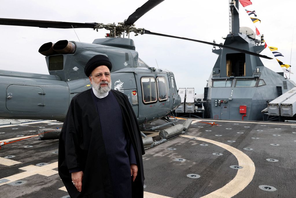 Foto yang dirilis Kantor Kepresidenan Iran pada 2 Februari 2024 ini menunjukkan Presiden Iran Ebrahim Raisi mengunjungi pangkalan Angkatan Laut IRGC (Korps Garda Revolusi Iran) di Bandar Abbas, Iran selatan. 