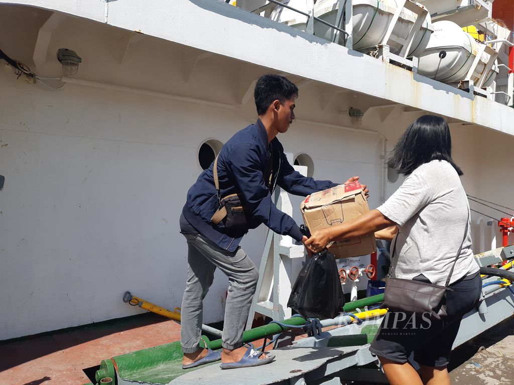 Penumpang membawa barang masuk ke dalam kapal perintis KM Sabuk Nusantara 67 di Pelabuhan Tanau, Kota Kupang, Nusa Tenggara Timur, Jumat (16/12/2022). Kapasitas maksimum untuk angkutan penumpang di kapal itu sekitar 300 orang.