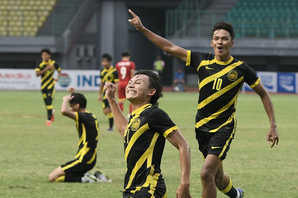 Sejumlah pesepak bola Timnas Malaysia U-19 melakukan selebrasi usai mengalahkan Timnas Vietnam U-19 dalam laga semifinal Piala AFF U19 2022 di Stadion Patriot Chandrabhaga, Bekasi, Jawa Barat, Rabu (13/7/2022). Malaysia menang dengan skor 3-0 dan melaju ke final.