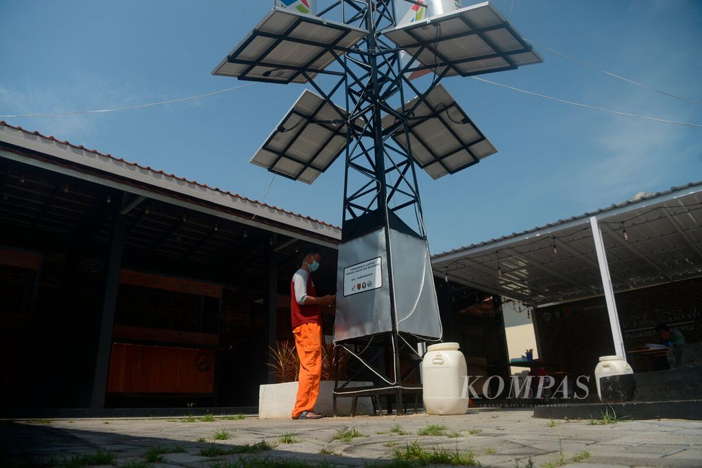 Warga memeriksa dan melakukan perawatan rutin pada instalasi panel surya dan kincir angin untuk pembangkit listrik di Taman Kuliner Tambakharjo, Kota Semarang, Jawa Tengah, Jumat (4/3/2021). Mereka mulai memanfaatkan dan dikenalkan pada energi terbarukan yang ramah lingkungan untuk kebutuhan warung. 