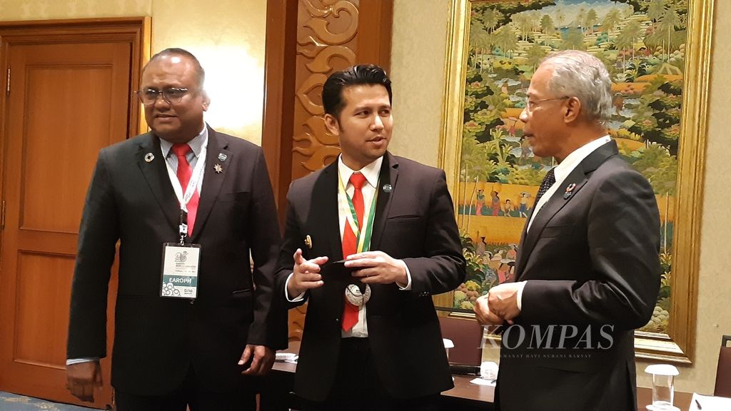 Presiden Earoph Emil Elestianto Dardak (tengah) berbincang dengan Wali Kota Kuala Lumpur Datuk Seri Haji pada acara konggres ke-28 di Surabaya, Jawa Timur, Kamis (6/10/2022) 