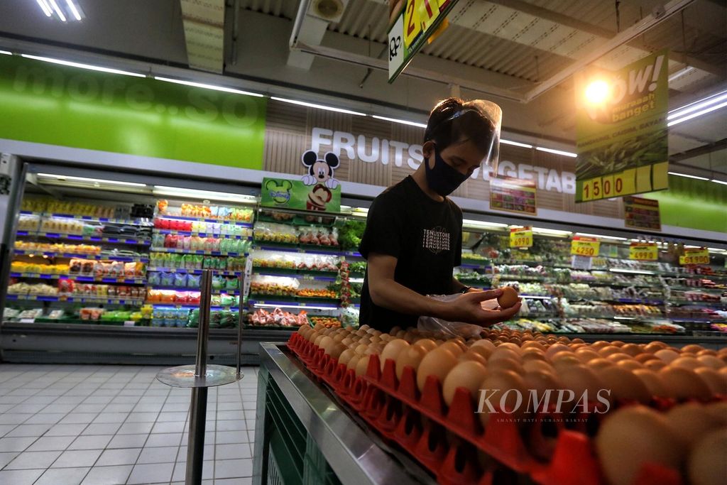 Pengunjung memilih telur negeri di pusat perbelanjaan ritel Hypermart di kawasan Tanah Abang, Jakarta, Kamis (24/9/2020). Tetap terjaganya aktivitas ekonomi di sektor riil diyakini dapat mempercepat perekonomian keluar dari jurang resesi dan selanjutnya kondisi ekonomi bisa pulih secara bertahap. 