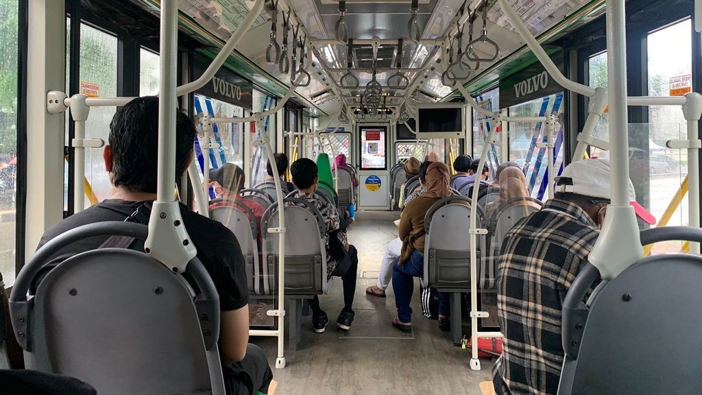 Suasana di dalam bus Transjakarta Koridor VI rute Tosari-Pulo Gadung saat melintasi di Jalan Latuharhari, Menteng, Jakarta Pusat, Senin (7/11/2022).
