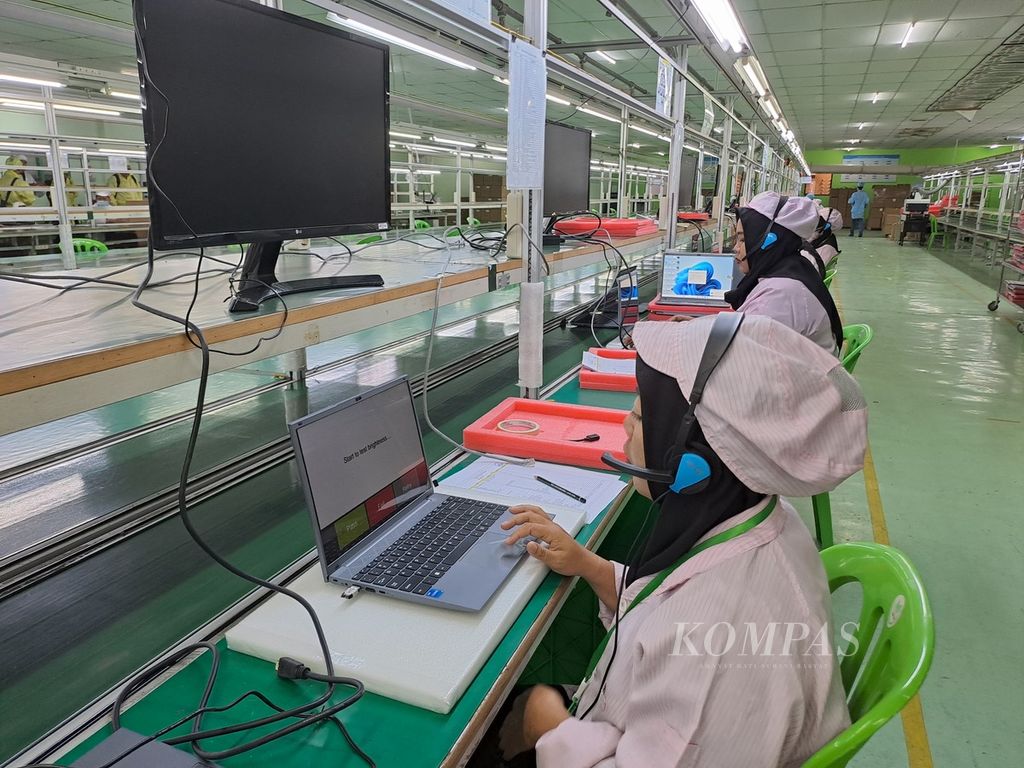 Kegiatan perakitan barang elektronik dalam negeri di PT Adi Pratama Indonesia yang memiliki pabrik di Jalan Raya Curug, Kabupaten Tangerang, Jumat (1/12/2023). Pabrik ini memproduksi televisi, laptop, CCTV, dan berbagai jenis barang elektronik lainnya dengan merek SPC.