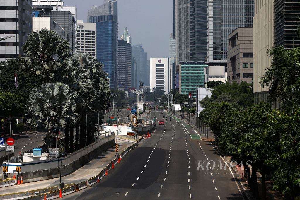 Suasana di Jalan MH Thamrin, Jakarta, pada hari pertama pemberlakukan PPKM Darurat, Sabtu (3/7/2021). 