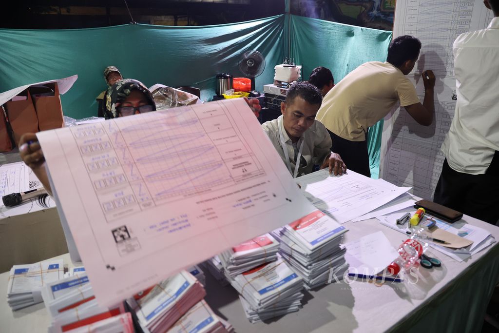 Suasana penghitungan suara Pemilu 2024 di TPS 43 Kelurahan Petukangan Selatan, Jakarta Selatan, yang berlangsung hingga Rabu (14/2/2024) malam. 