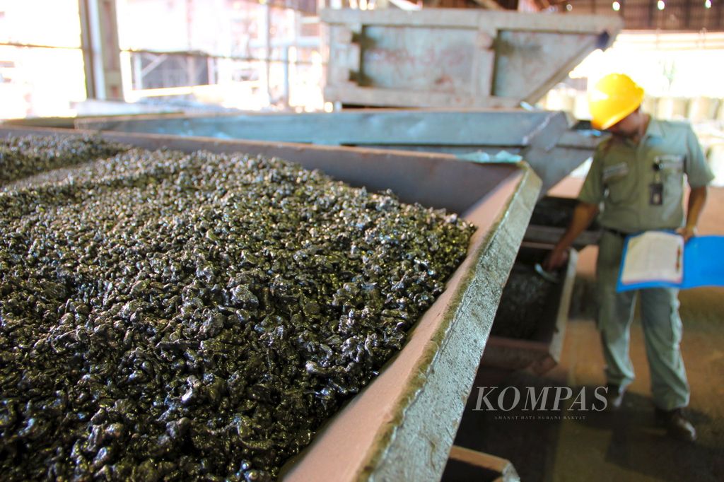 Pekerja memeriksa produk feronikel hasil pengolahan bijih nikel di pabrik PT Aneka Tambang (Antam) di Pomalaa, Kabupaten Kolaka, Sulawesi Tenggara, Jumat (11/5/2011).