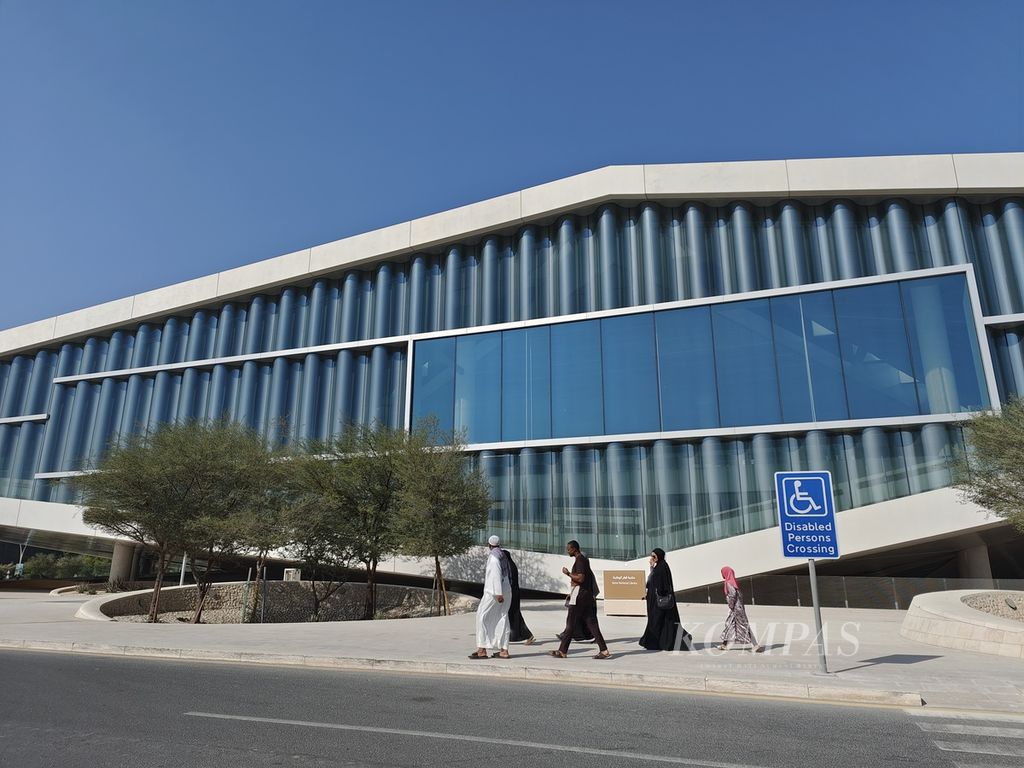 Warga melintas di depan Perpustakaan Nasional Qatar, kawasan Education City, Doha, Jumat (25/11/2022). Education City menjadi kawasan pendidikan dan riset terintegrasi yang dibangun Pemerintah Qatar.