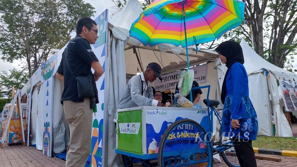 Pengunjung membeli es krim di lokasi Bazar UMKM Bank Kalsel di Kota Banjarmasin, Kalimantan Selatan, Rabu (9/11/2022).
