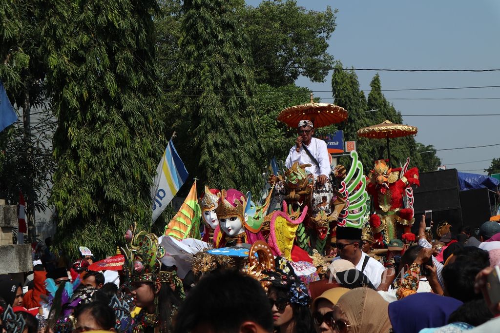 Suasana Cirebon Costume Carnival dalam peringatan HUT Ke-650 Kota Cirebon di depan Balai Kota Cirebon, Jawa Barat, Minggu (1/9/2019). Lebih dari 100 grup turut serta dalam acara yang pertama kali digelar oleh Pemkot Cirebon tersebut. Kegiatan ini diharapkan menarik minat wisatawan berkunjung ke Kota Cirebon.