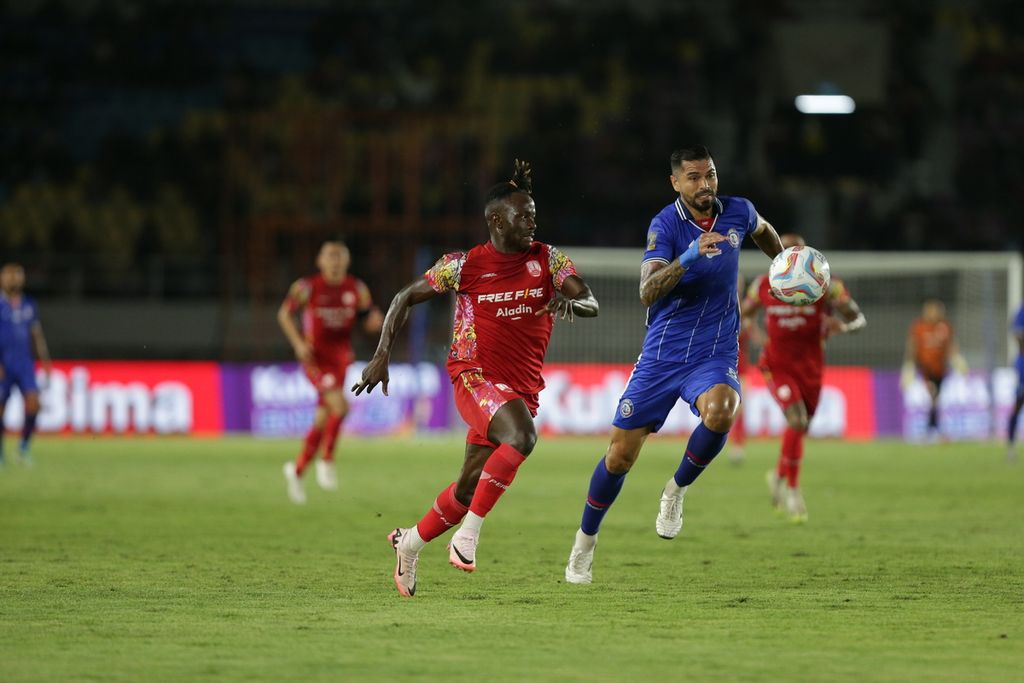 Pemain Persis Solo, Mousa Sidibe (kiri), berebut bola dengan pemain Arema FC, Julian Guevara, pada laga semifinal Piala Presiden 2024, di Stadion Manahan, Surakarta, Rabu (31/7/2024) malam. Laga itu dimenangi Arema FC sehingga berhak melaju ke final.