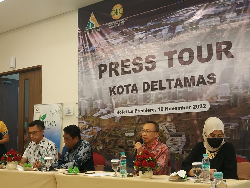 Direktur dan Corporate Secretary PT Puradelta Lestari Tbk, Tondy Suwanto (dua dari kanan) dalam acara Press Tour Kota Deltamas di Le Premier Hotel, Cikarang Pusat, Bekasi, Jawa Barat, Rabu (16/11/2022).