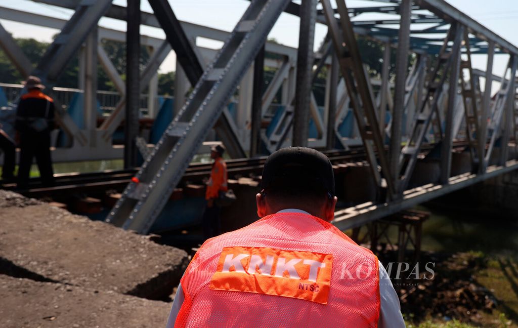 Petugas Komite Nasional Keselamatan Transportasi (KNKT) memeriksa lokasi terjadinya kecelakaan KA Brantas dengan truk di pelintasan sebidang Madukoro di Kota Semarang, Jawa Tengah, Jumat (21/7/2023). 