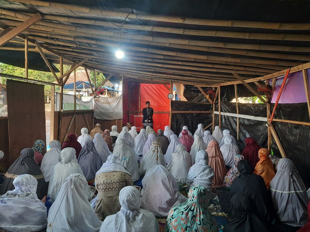 Hasanudin (42) memimpin shalat Idul Fitri di hadapan sekitar 75-80 jamaah putri di masjid darurat Kedung Girang, Sukamanah, Kabupaten Cianjur, Sabtu (22/4/2023).
